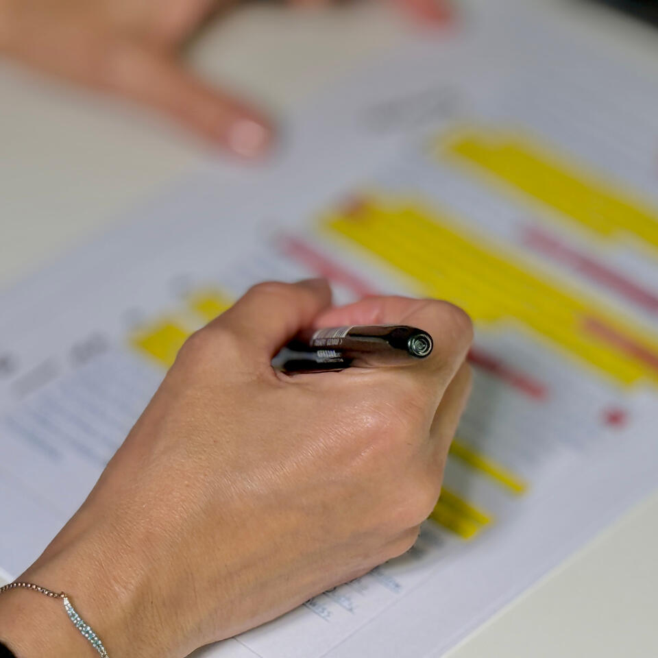 Concept e Struttura Mano con penna che annota un copione